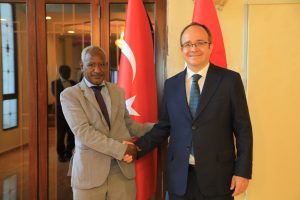 السفير التركي بالسودان يلتقي بنائب رئيس الاتحاد في مكتبه ويهنيء المرشحين